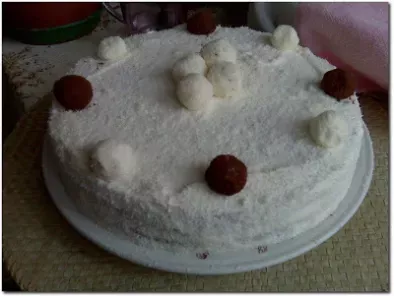 Torta di compleanno al cocco e cioccolato con tartufi al cioccolato e cocco., foto 2