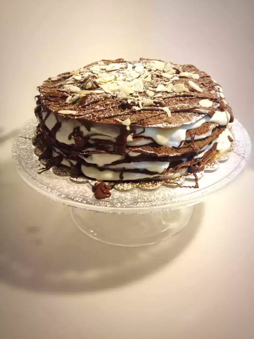 Torta di crepes al cacao con crema diplomatica, la golosissima ricetta senza glutine
