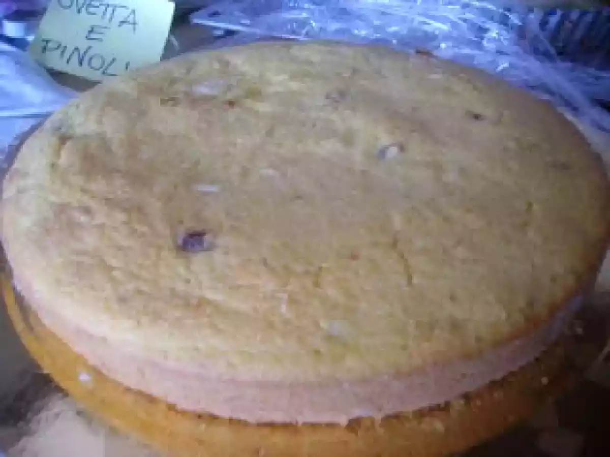 Torta di farina gialla, pinoli e uvetta