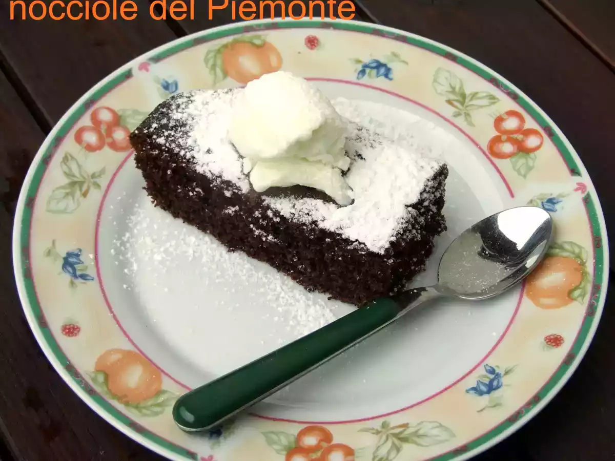 Torta di grano saraceno, cioccolato fondente e nocciole Piemonte