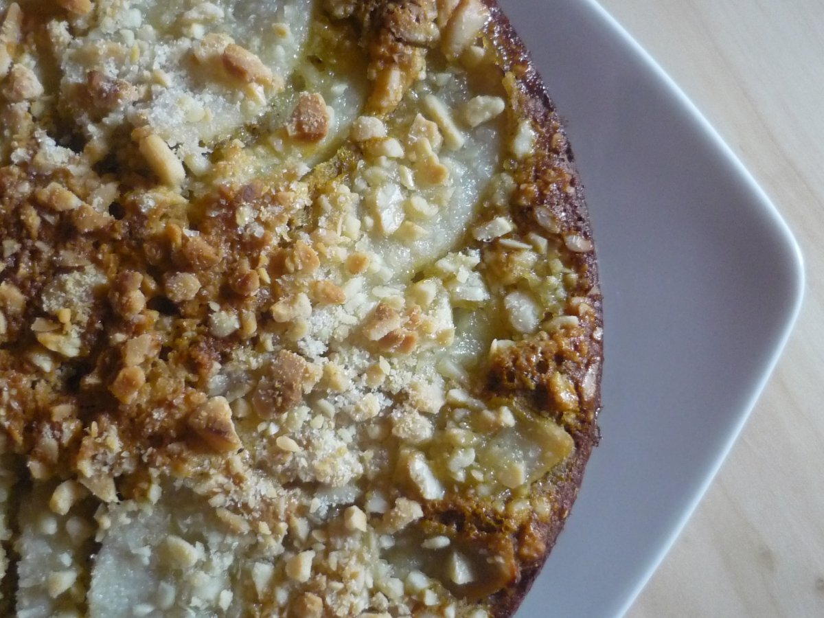 Torta di grano saraceno con pere e mandorle: il dolce senza glutine soffice e profumato