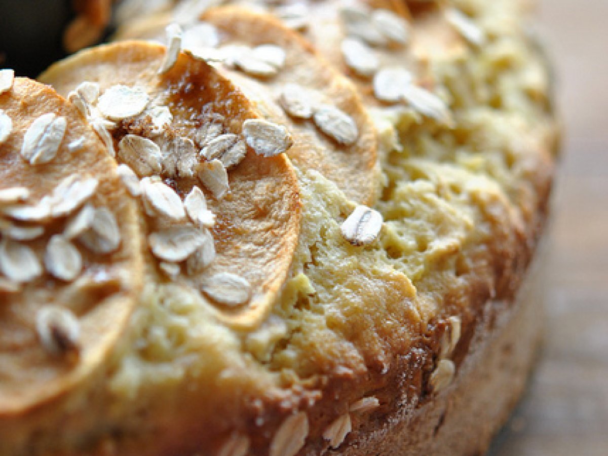 Torta di mele con fiocchi d'avena e farina di miglio