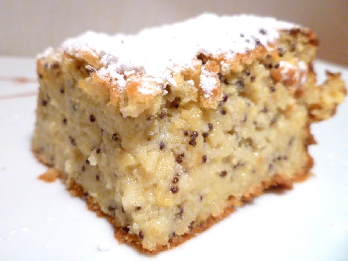 Torta di mele con semi di papavero e nocciole