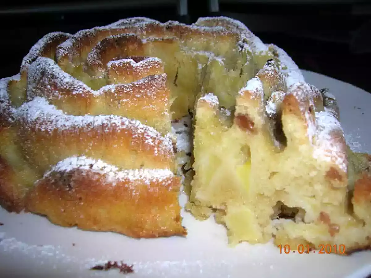 Torta di mele, noci e uvetta