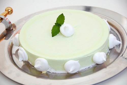 Torta Di Meringa Con Crema Di Cioccolato Bianco Alla Menta E Tequila Ricetta Petitchef
