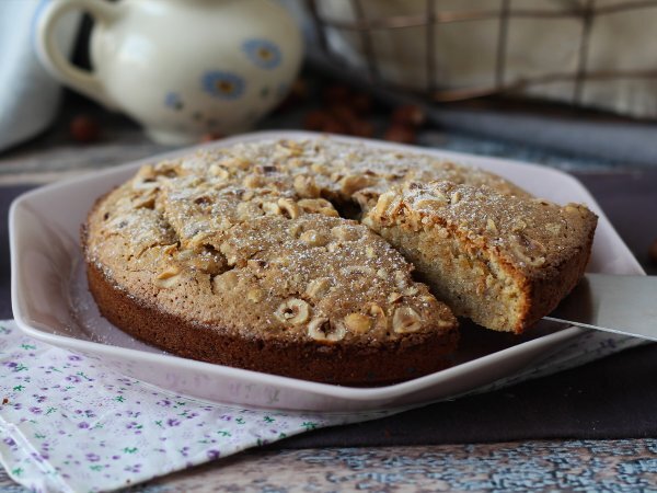 Torta di nocciole senza farina, morbida e facilissima da preparare!