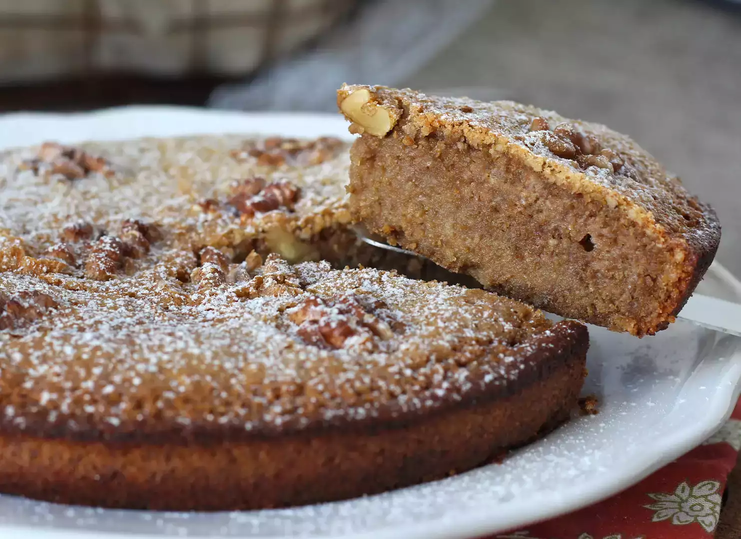 Torta di noci senza farina: ricetta facilissima con soli 4 ingredienti