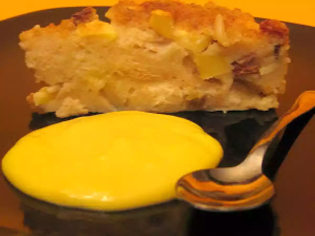 Torta di pane con mele, uvetta e pinoli