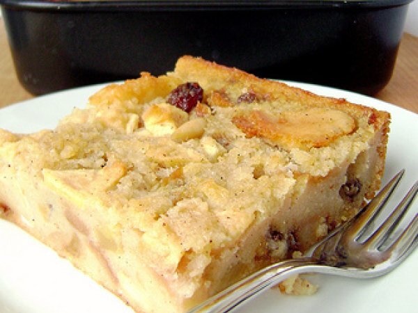 Torta di pane con mele, uvetta e pinoli