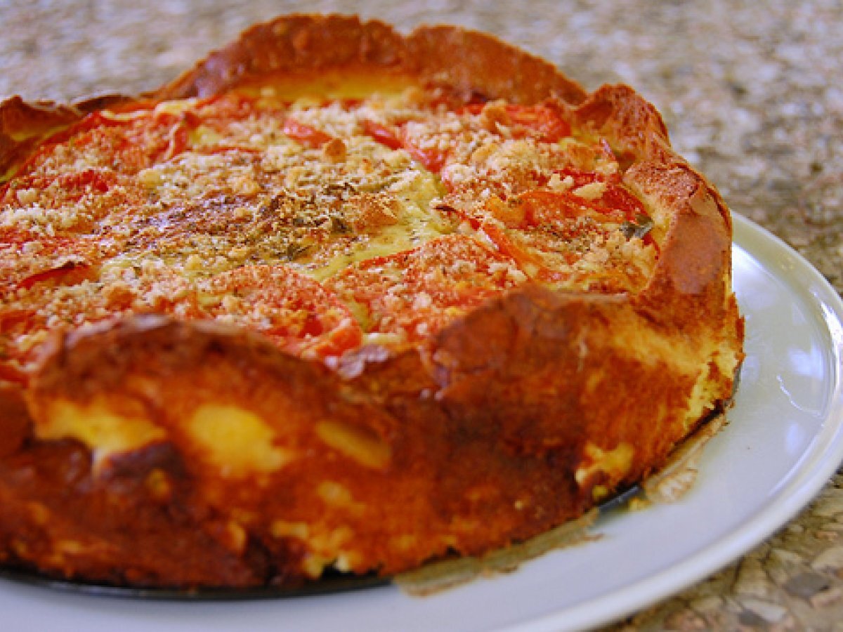 Torta di pane di altamura con zucchini e pomodori