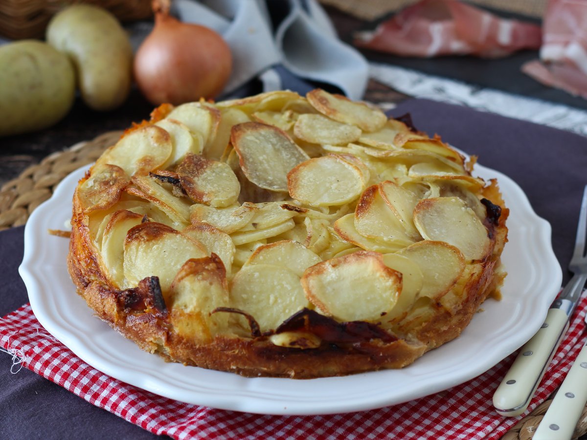 Torta di patate con prosciutto crudo e formaggio