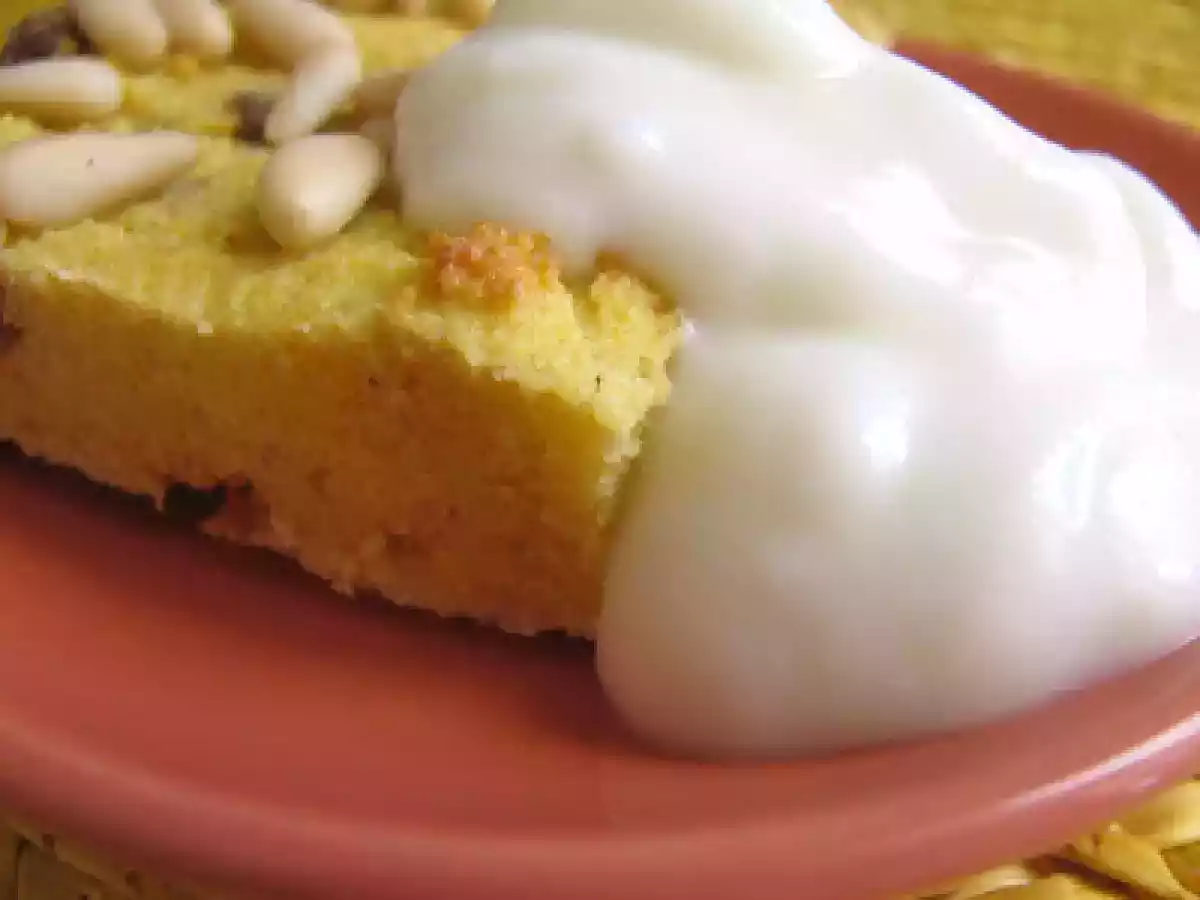 TORTA DI POLENTA E RICOTTA ACCOMPAGNATA DA CREMA SENZA UOVA