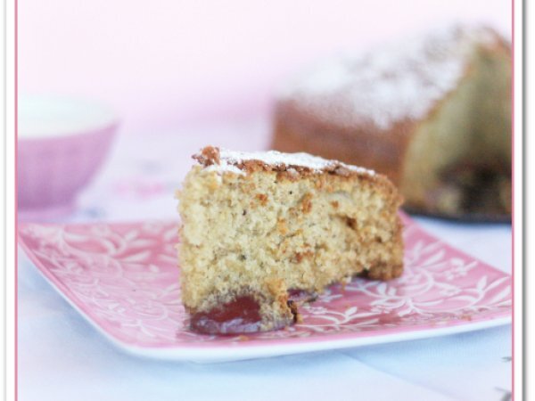 Torta di prugne, kefir e fiori di cannella