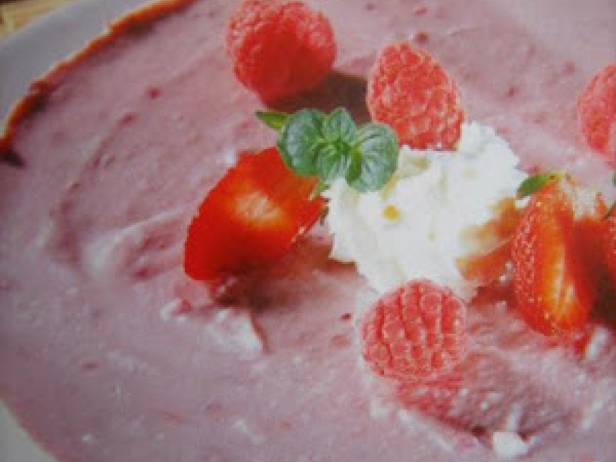 Torta di ricotta con fragole e lamponi.