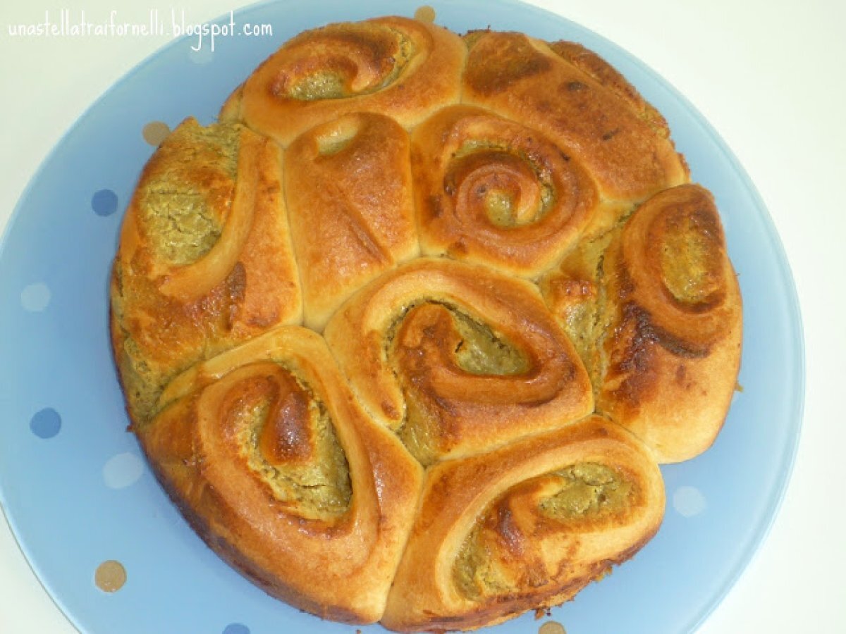 Torta di rose con crema ai pistacchi di bronte