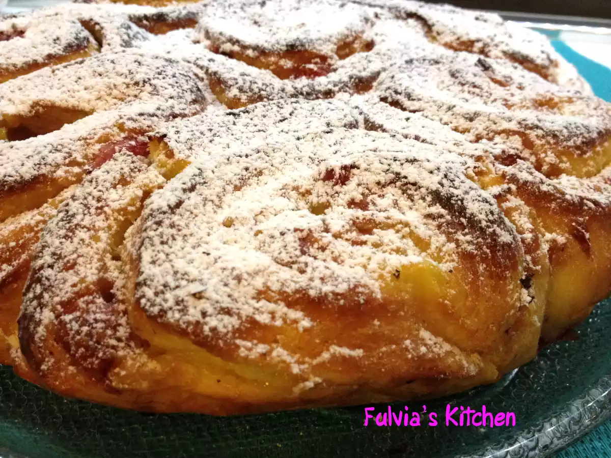 Torta di rose con crema pasticcera e fragole