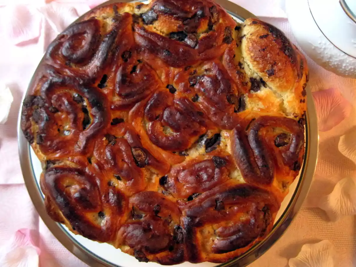 Torta di rose con crema pasticcera e gocce di cioccolato