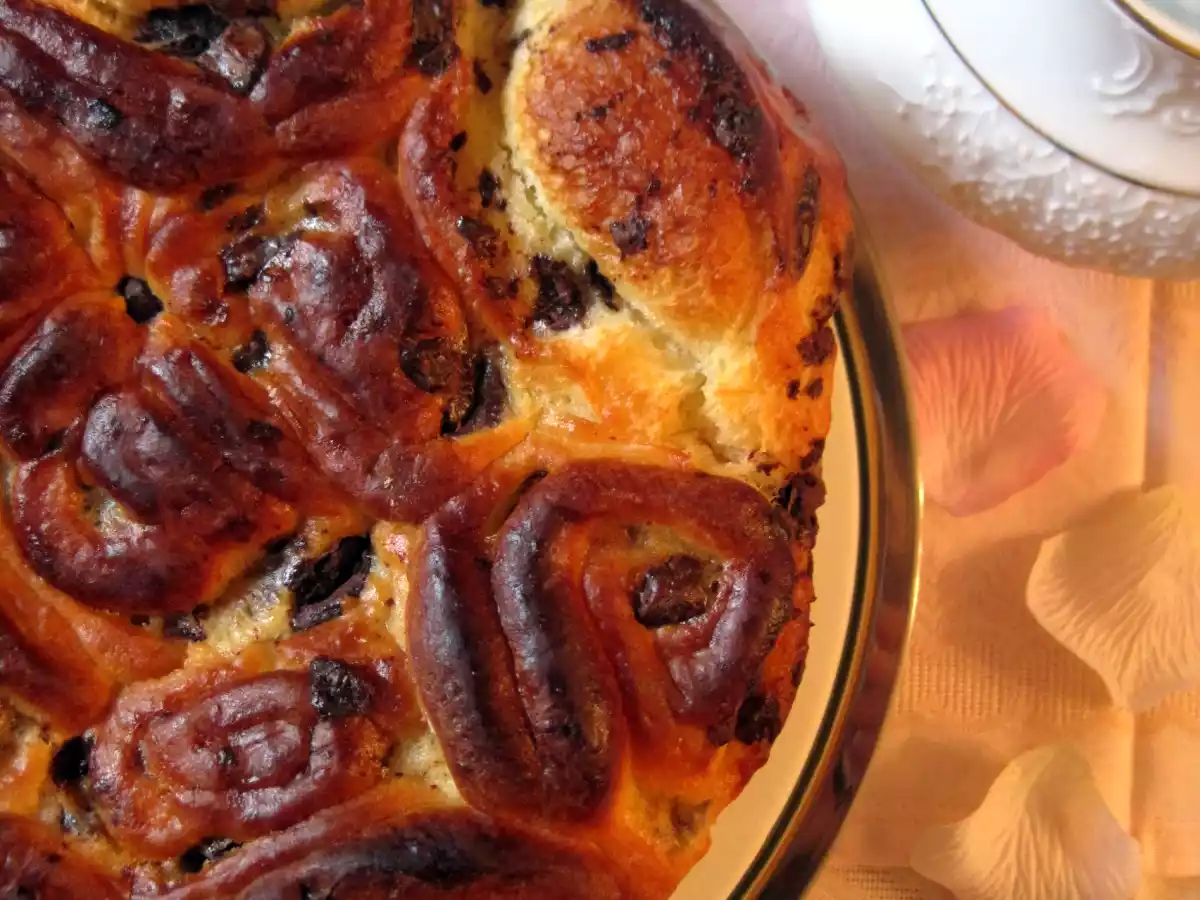 Torta di rose con crema pasticcera e gocce di cioccolato - foto 3