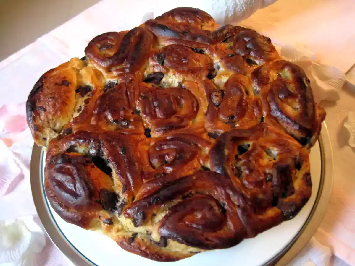 Torta di rose con crema pasticcera e gocce di cioccolato - foto 4
