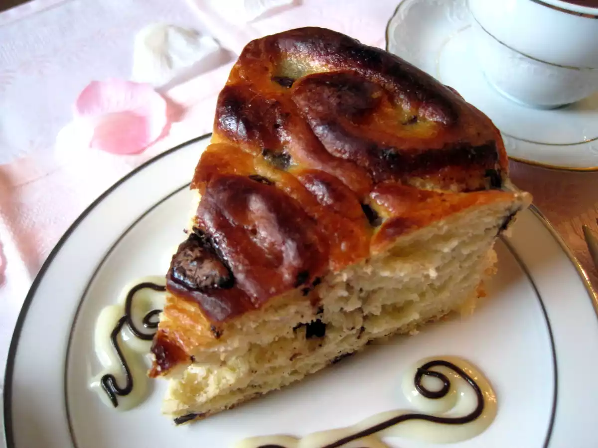 Torta di rose con crema pasticcera e gocce di cioccolato - foto 7