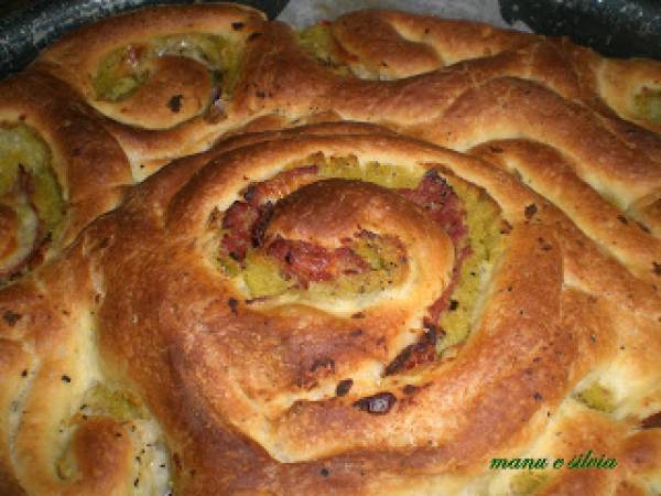 Torta di rose con pesto di fave e salame