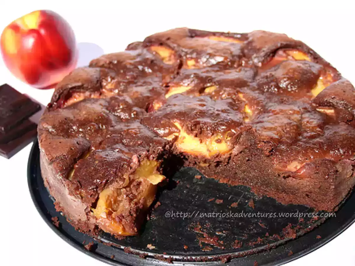 Torta fondente al cioccolato con pesche e amaretti - foto 2