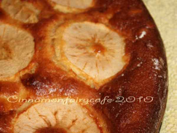 Torta leggera di mele alla cannella e pinoli