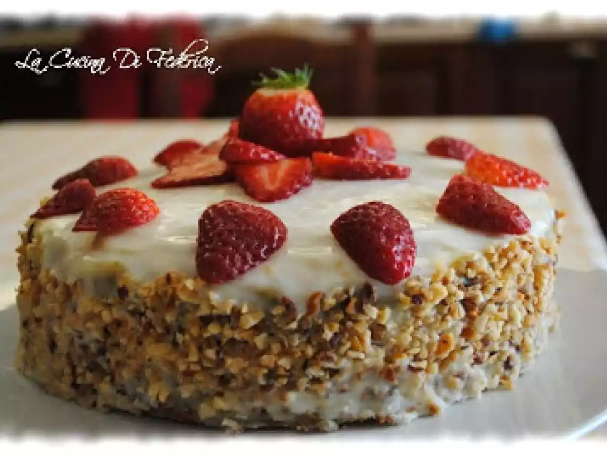 Torta margherita glassata al cioccolato bianco e fragole.