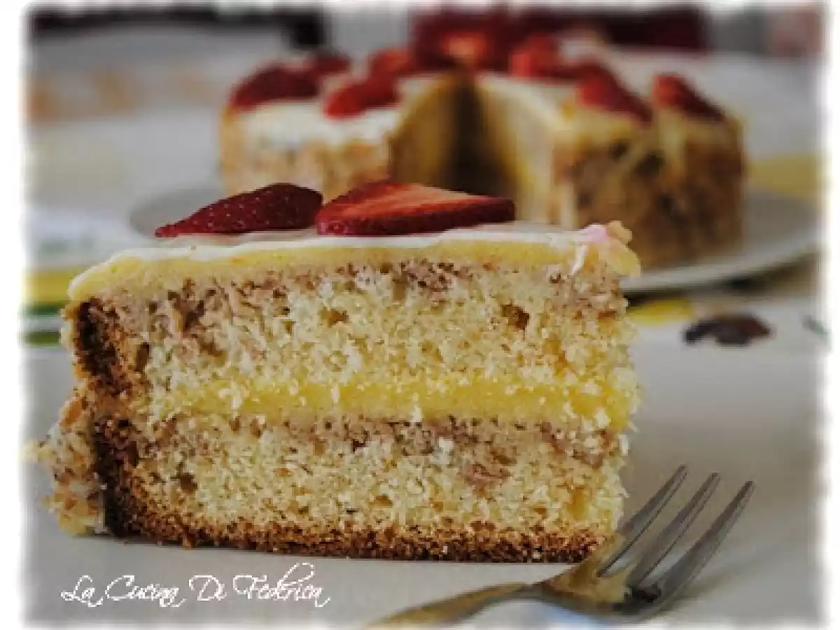 Torta margherita glassata al cioccolato bianco e fragole. - foto 2