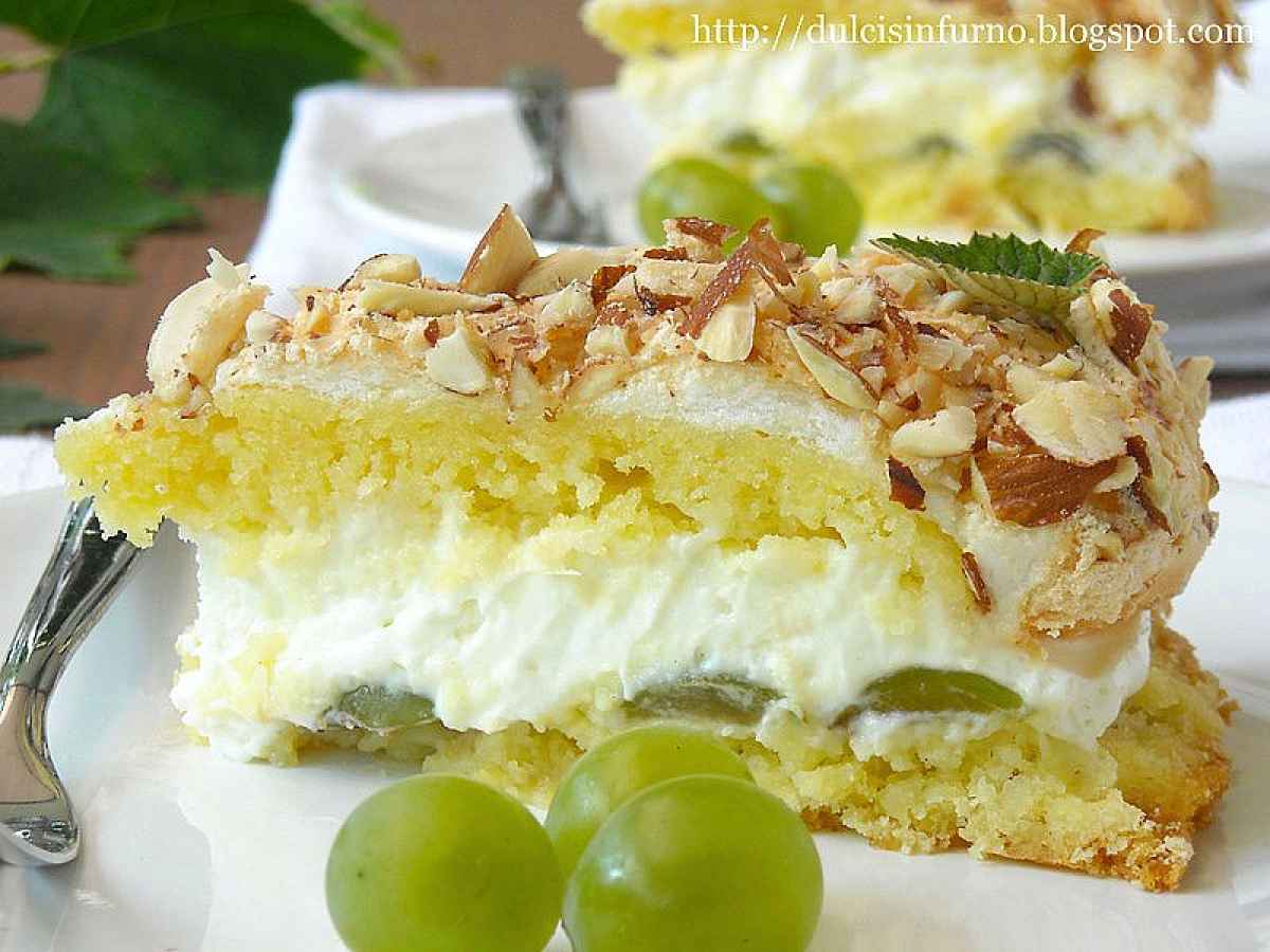 Torta Meringata con Uva Bianca