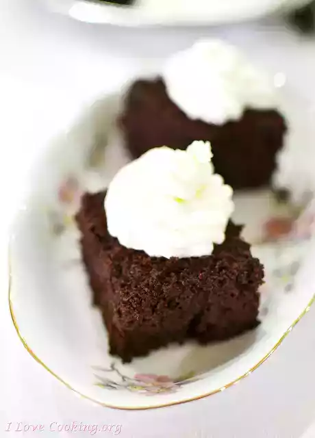 Torta morbida al cioccolato con panna