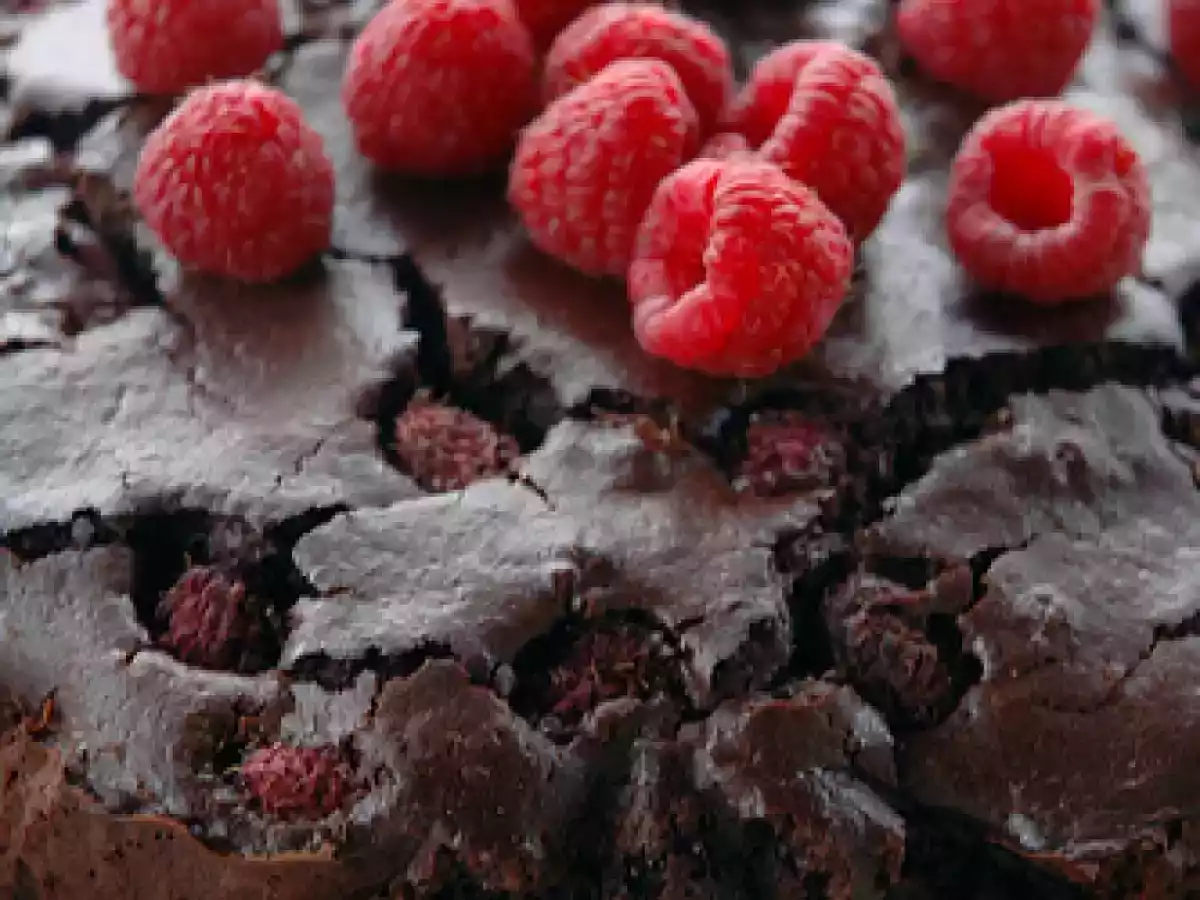 TORTA MORBIDA AL CIOCCOLATO e LAMPONI di NIGELLA