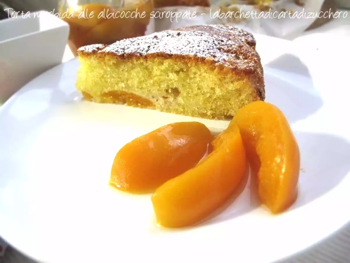 Torta morbida alle albicocche sciroppate