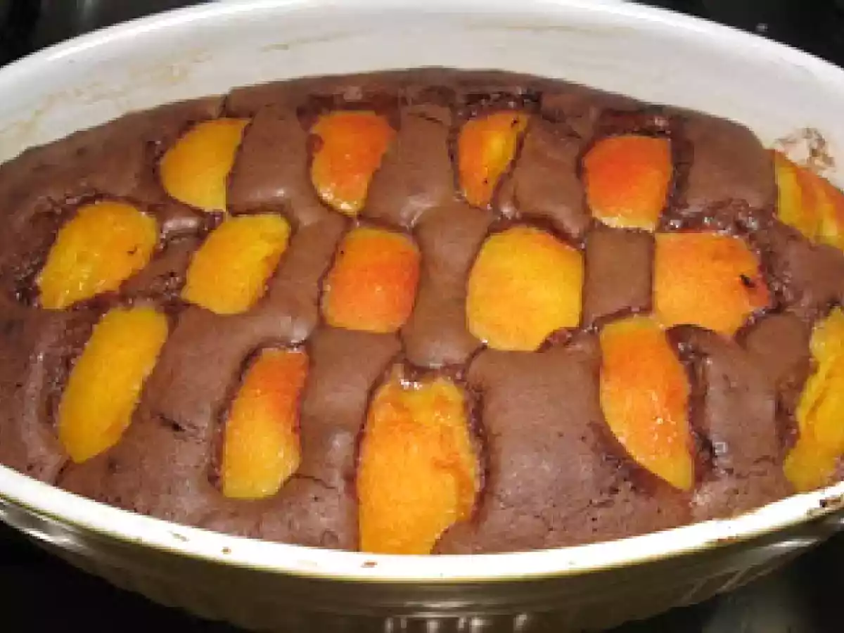 Torta morbida morbida al cioccolato e pesche