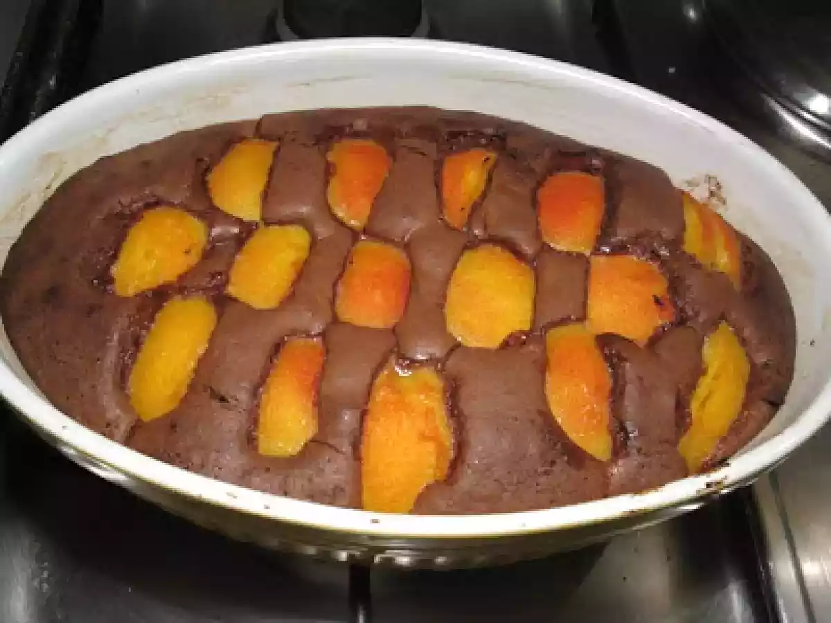 Torta morbida morbida al cioccolato e pesche - foto 3