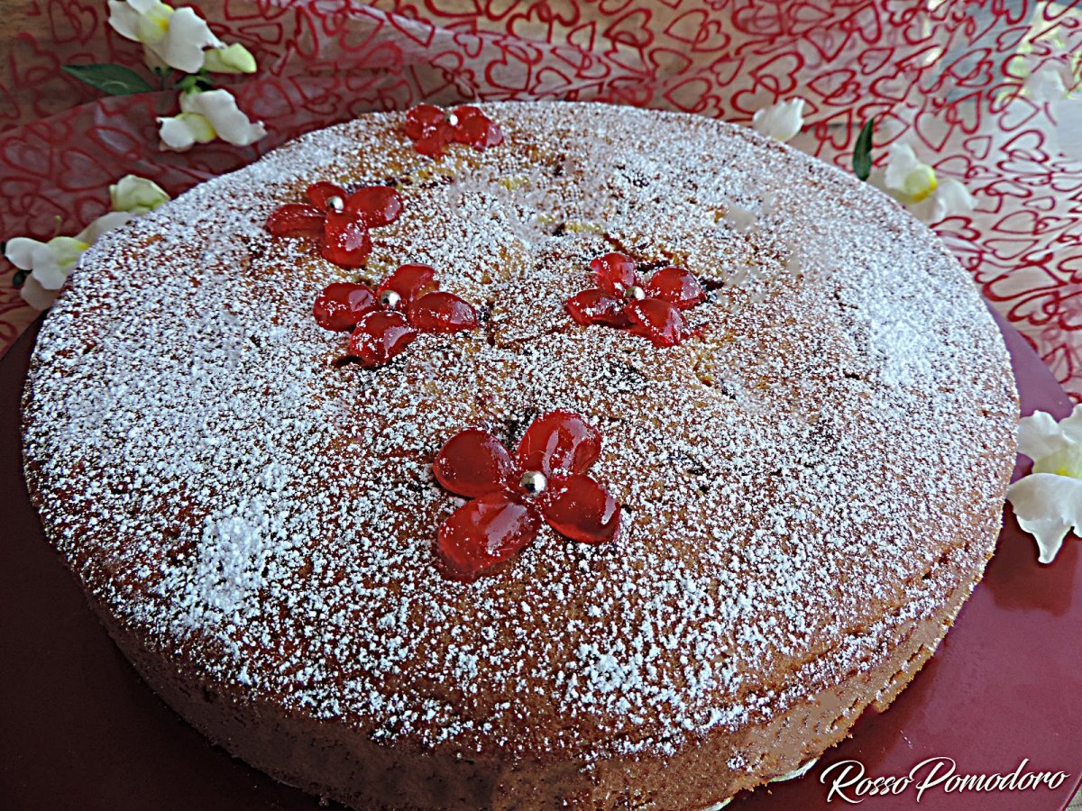 Torta nua con yogurt e confettura di ciliegie