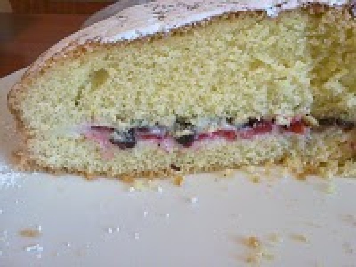 Torta paradiso senza burro con crema di latte, fragole e cioccolato