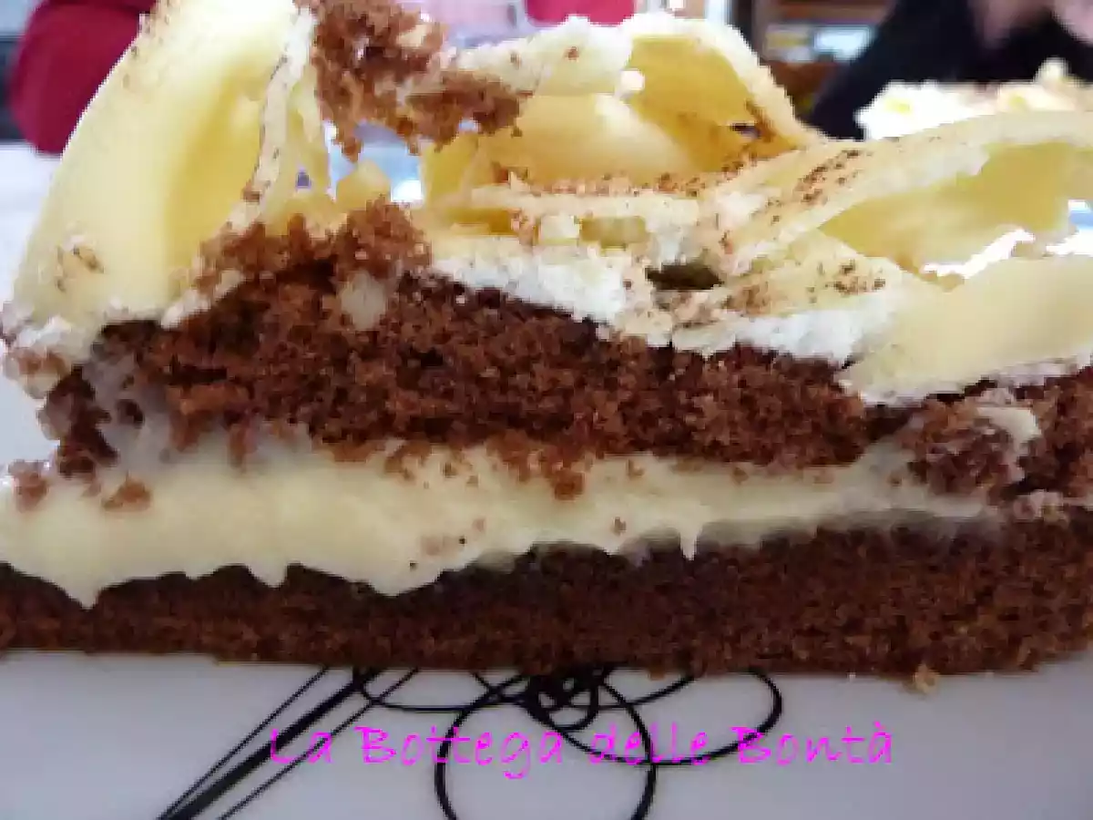 TORTA RICOPERTA DI CIOCCOLATO PLASTICO ( SPEZZETTATO) E PREMI - foto 2