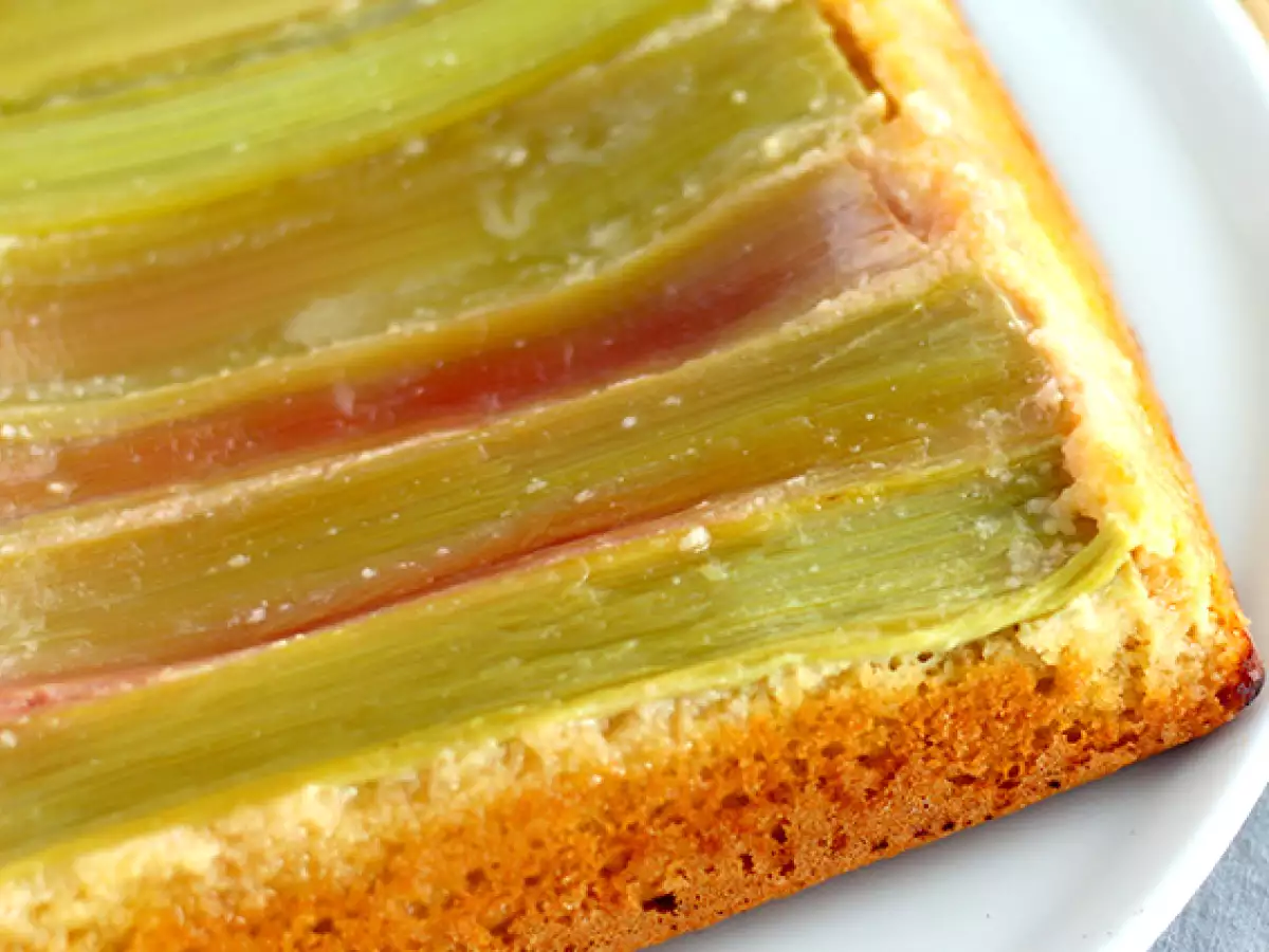 Torta rovesciata al rabarbaro: il dolce facile da provare assolutamente! - foto 2