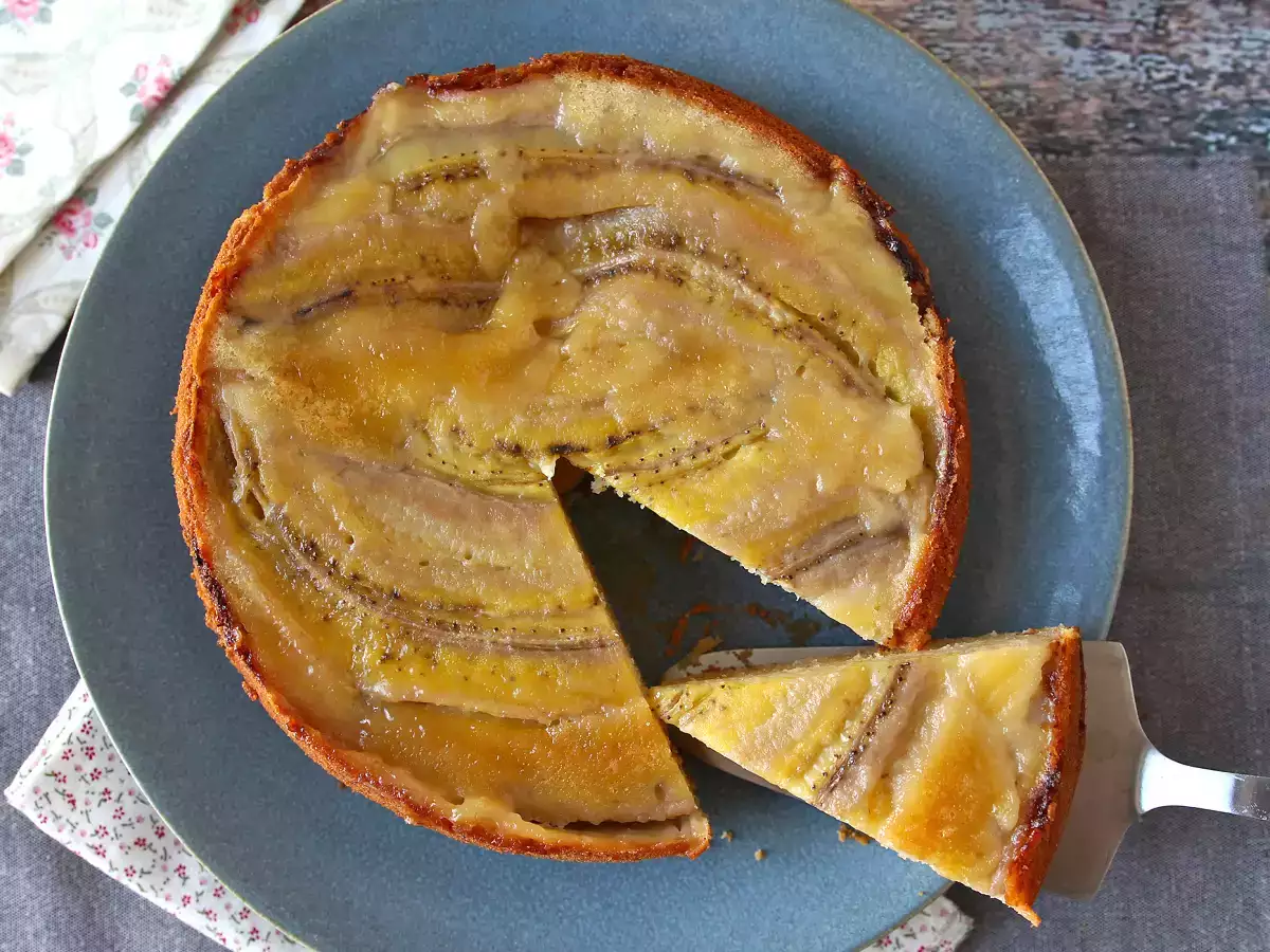 Torta rovesciata alle banane extra fondente soffice e caramellata - foto 9