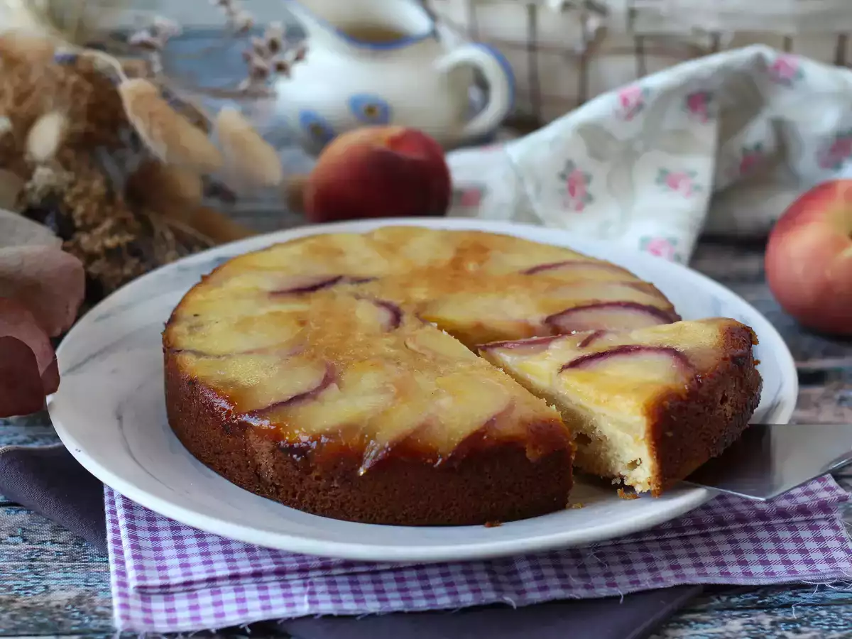 Torta rovesciata alle pesche soffice e golosa