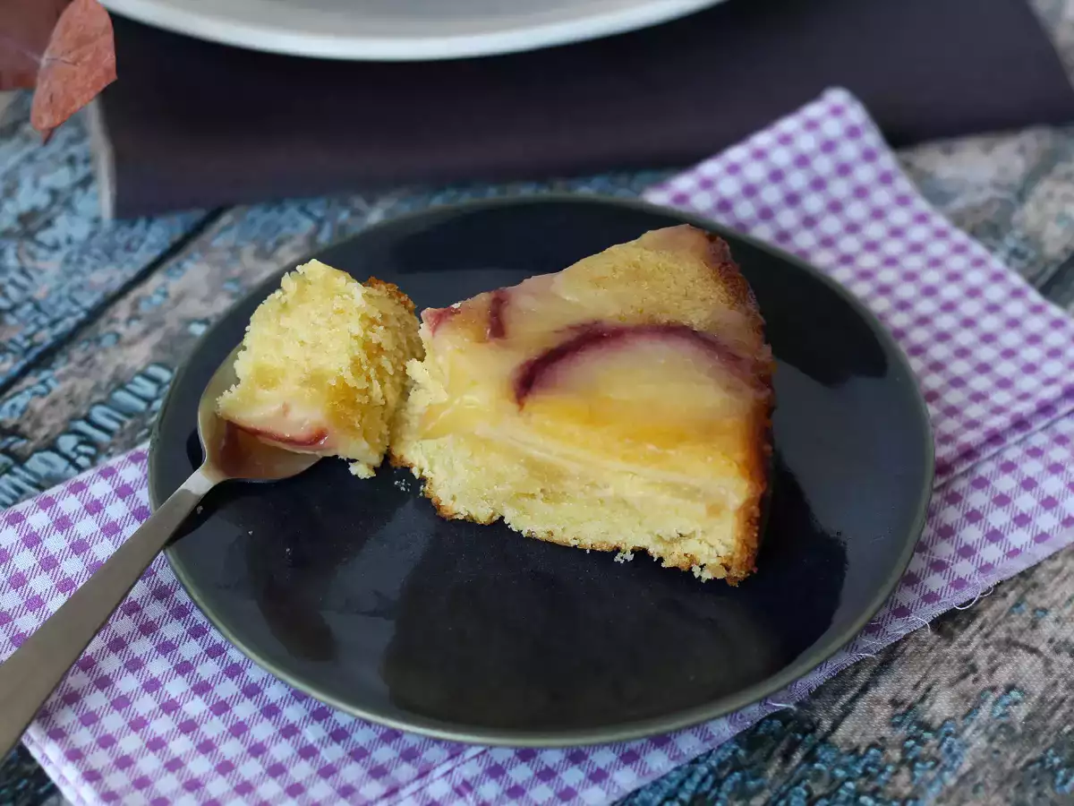 Torta rovesciata alle pesche soffice e golosa - foto 6