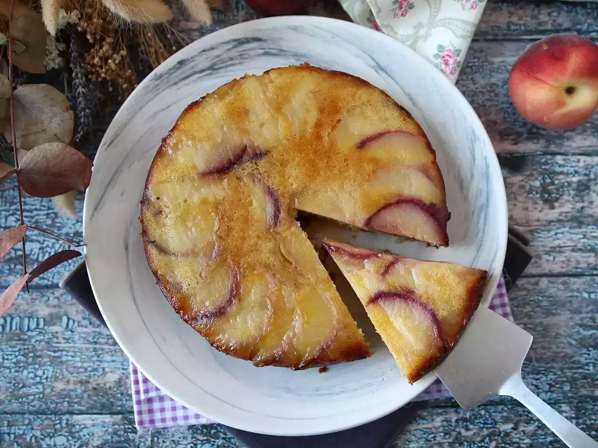Torta rovesciata alle pesche soffice e golosa - foto 8