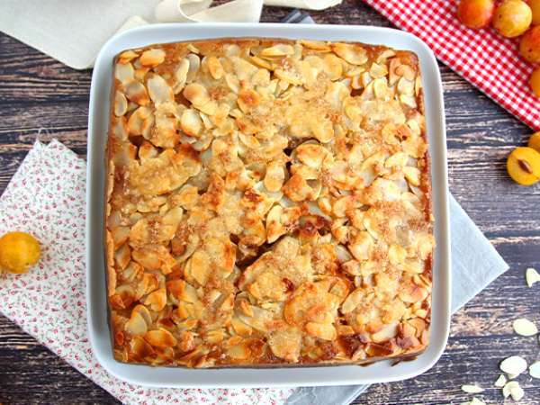Torta rovesciata susine e mandorle Torta rovesciata susine e mandorle