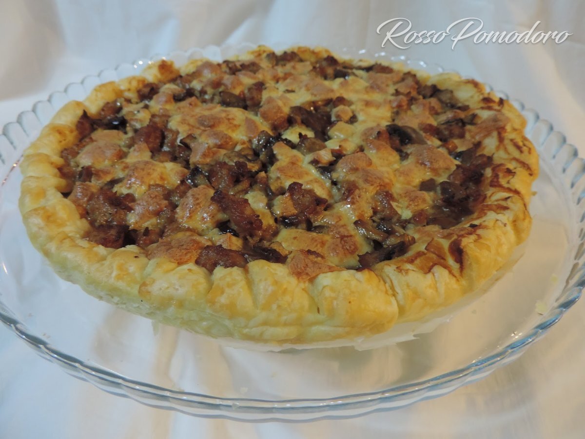 Torta rustica con funghi misti, salsiccia e caciocavallo