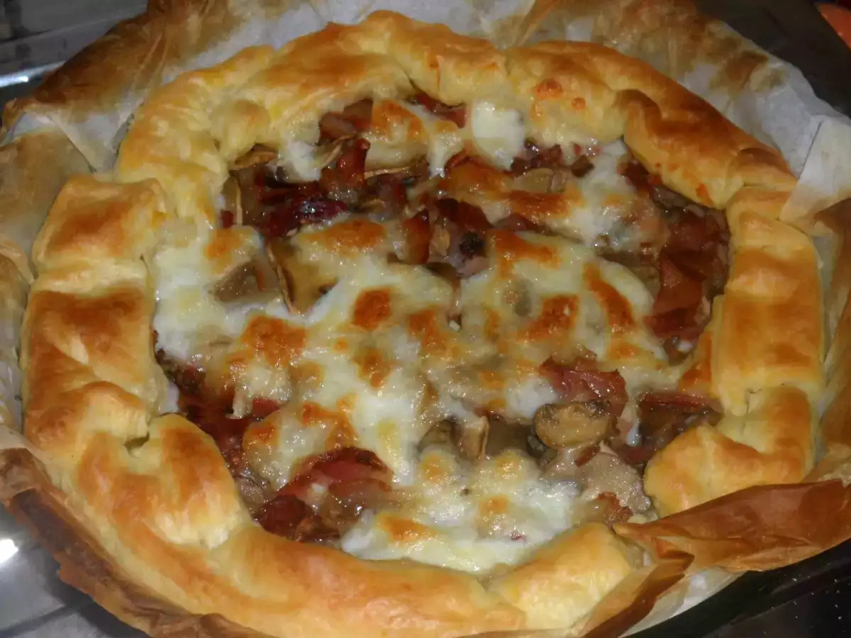 Torta rustica con funghi, pancetta e mozzarella: ricetta facile e veloce