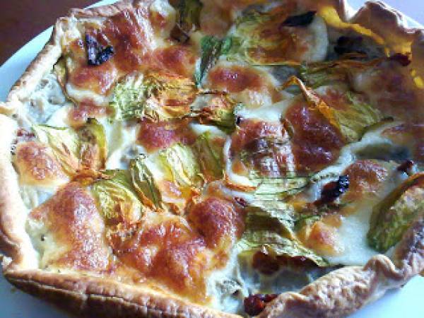 Torta rustica con melanzane, scamorza e fiori di zucca...