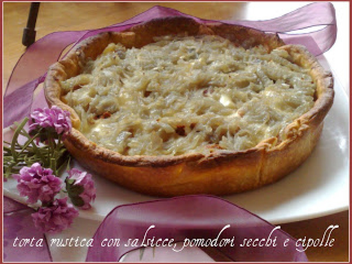 TORTA RUSTICA CON SALSICCE, POMODORI SECCHI E CIPOLLE