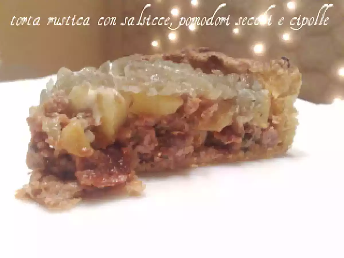 TORTA RUSTICA CON SALSICCE, POMODORI SECCHI E CIPOLLE - foto 2