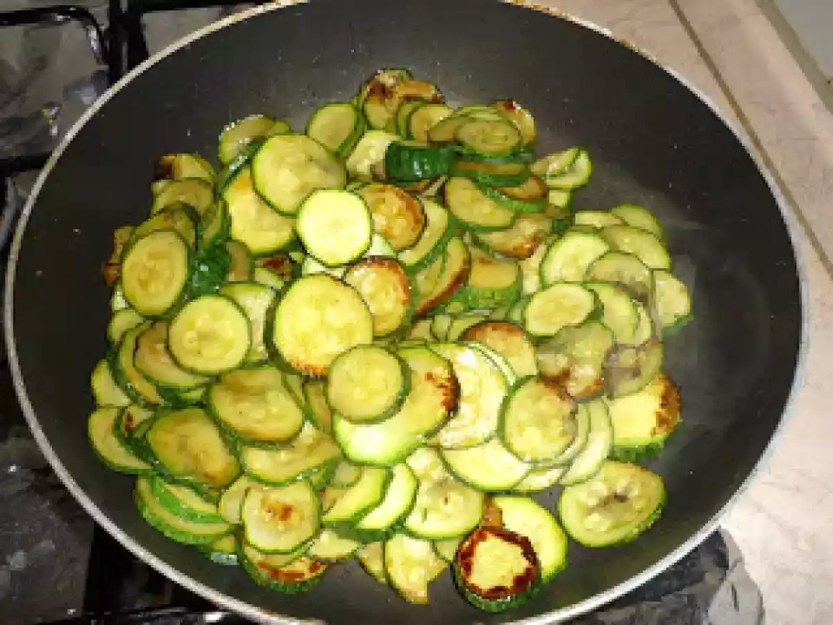 TORTA SALATA ALLA MOUSSE DI ZUCCHINE E CAPRINO - foto 4
